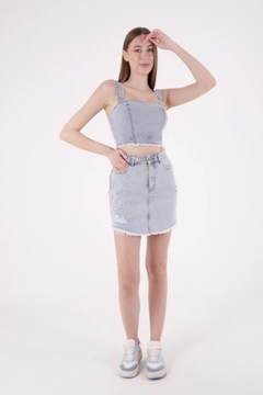 Bir model, XLove toptan giyim markasının 37296 - Skirt - Light Blue toptan Etek ürününü sergiliyor.