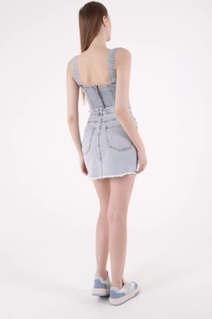 Bir model, XLove toptan giyim markasının 37296 - Skirt - Light Blue toptan Etek ürününü sergiliyor.