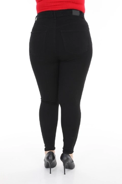 Bir model, XLove toptan giyim markasının 37463 - Jeans - Black toptan Kot Pantolon ürününü sergiliyor.