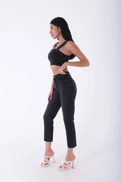 Bir model, XLove toptan giyim markasının 37443 - Jeans - Anthracite toptan Kot Pantolon ürününü sergiliyor.