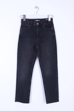 Een kledingmodel uit de groothandel draagt 37443 - Jeans - Anthracite, Turkse groothandel Jeans van XLove