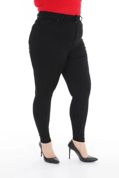 Bir model, XLove toptan giyim markasının 37463 - Jeans - Black toptan Kot Pantolon ürününü sergiliyor.