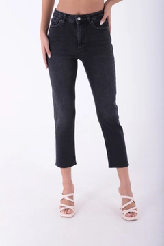 Bir model, XLove toptan giyim markasının 37443 - Jeans - Anthracite toptan Kot Pantolon ürününü sergiliyor.
