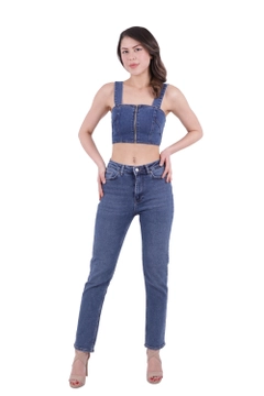 Bir model, XLove toptan giyim markasının 40276 - Jeans - Dark Blue toptan Kot Pantolon ürününü sergiliyor.