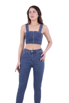Bir model, XLove toptan giyim markasının 40275 - Jeans - Blue toptan Kot Pantolon ürününü sergiliyor.
