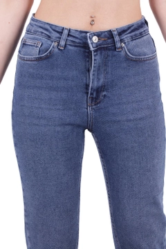 Ein Bekleidungsmodell aus dem Großhandel trägt 40276 - Jeans - Dark Blue, türkischer Großhandel Jeans von XLove