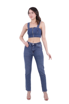 Bir model, XLove toptan giyim markasının 40276 - Jeans - Dark Blue toptan Kot Pantolon ürününü sergiliyor.