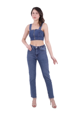 Una modella di abbigliamento all'ingrosso indossa 40276 - Jeans - Dark Blue, vendita all'ingrosso turca di Jeans di XLove