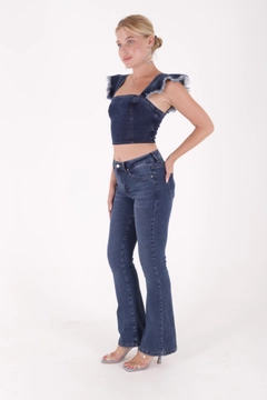 Bir model, XLove toptan giyim markasının 40277 - Jeans - Dark Blue toptan Kot Pantolon ürününü sergiliyor.