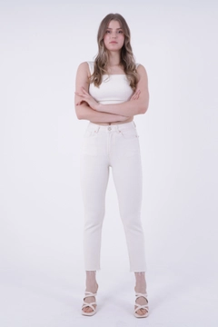 Bir model, XLove toptan giyim markasının 40272 - Jeans - Natural toptan Kot Pantolon ürününü sergiliyor.