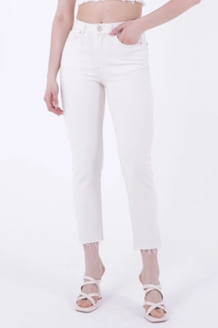 Una modella di abbigliamento all'ingrosso indossa 40272 - Jeans - Natural, vendita all'ingrosso turca di Jeans di XLove