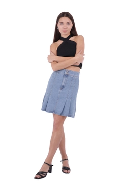 Bir model, XLove toptan giyim markasının 45200 - Skirt - Blue toptan Etek ürününü sergiliyor.
