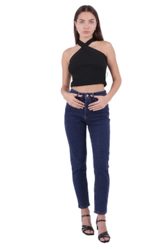 Bir model, XLove toptan giyim markasının 45203 - Jeans - Navy Blue toptan Kot Pantolon ürününü sergiliyor.