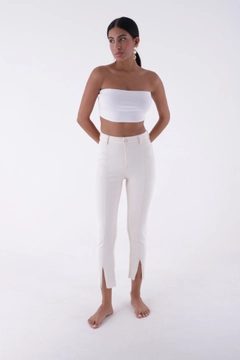 Bir model, XLove toptan giyim markasının XLO10002 - Jeans - Natural toptan Kot Pantolon ürününü sergiliyor.