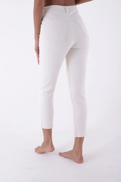 Ein Bekleidungsmodell aus dem Großhandel trägt XLO10002 - Jeans - Natural, türkischer Großhandel Jeans von XLove