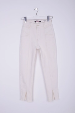 Een kledingmodel uit de groothandel draagt XLO10002 - Jeans - Natural, Turkse groothandel Jeans van XLove