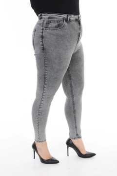 Een kledingmodel uit de groothandel draagt XLO10014 - Jeans - Gray, Turkse groothandel Jeans van XLove