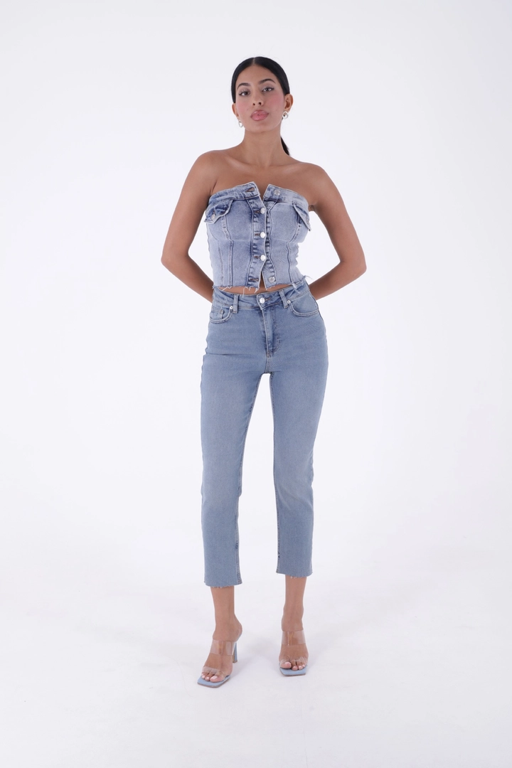 Een kledingmodel uit de groothandel draagt XLO10009 - Jeans - Blue, Turkse groothandel Jeans van XLove