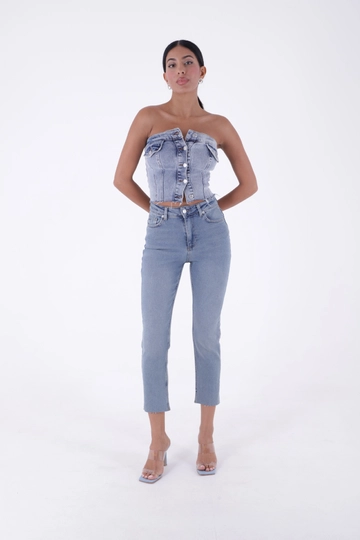Een kledingmodel uit de groothandel draagt  Jeans - Blauw
, Turkse groothandel Jeans van XLove