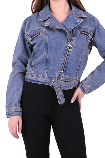 Bir model, XLove toptan giyim markasının  Kot Ceket - Mavi
 toptan Kot Ceket ürününü sergiliyor.