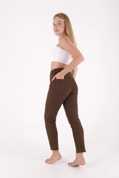 Bir model, XLove toptan giyim markasının XLO10024 - Jeans - Khaki toptan Kot Pantolon ürününü sergiliyor.