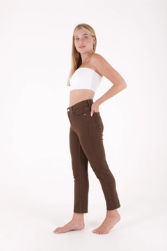 Una modella di abbigliamento all'ingrosso indossa XLO10024 - Jeans - Khaki, vendita all'ingrosso turca di Jeans di XLove