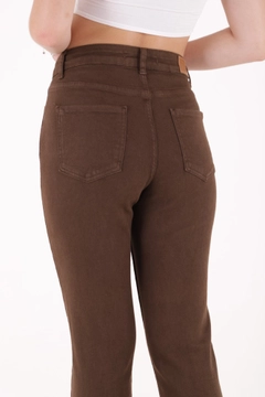 Bir model, XLove toptan giyim markasının XLO10024 - Jeans - Khaki toptan Kot Pantolon ürününü sergiliyor.