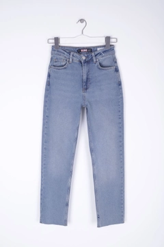 Ein Bekleidungsmodell aus dem Großhandel trägt XLO10009 - Jeans - Blue, türkischer Großhandel Jeans von XLove
