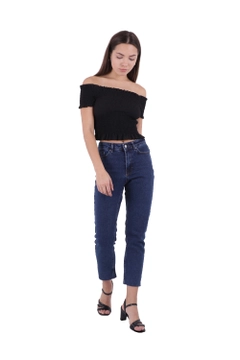 Bir model, XLove toptan giyim markasının XLO10038 - Jeans - Dark Blue toptan Kot Pantolon ürününü sergiliyor.