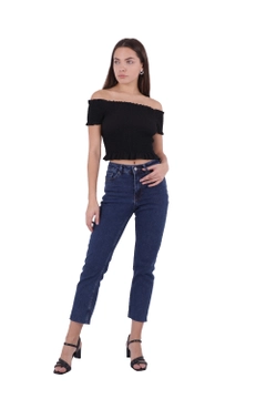 Bir model, XLove toptan giyim markasının XLO10038 - Jeans - Dark Blue toptan Kot Pantolon ürününü sergiliyor.