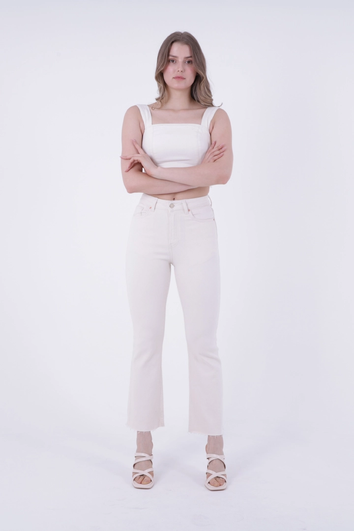 Bir model, XLove toptan giyim markasının XLO10041 - Jeans - Natural toptan Kot Pantolon ürününü sergiliyor.