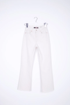Een kledingmodel uit de groothandel draagt XLO10041 - Jeans - Natural, Turkse groothandel Jeans van XLove