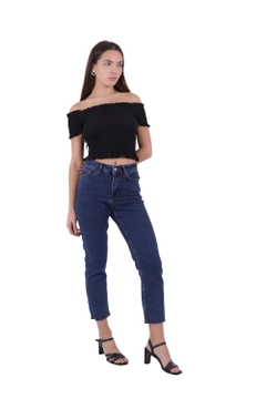 Ein Bekleidungsmodell aus dem Großhandel trägt XLO10038 - Jeans - Dark Blue, türkischer Großhandel Jeans von XLove