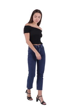 Een kledingmodel uit de groothandel draagt XLO10038 - Jeans - Dark Blue, Turkse groothandel Jeans van XLove