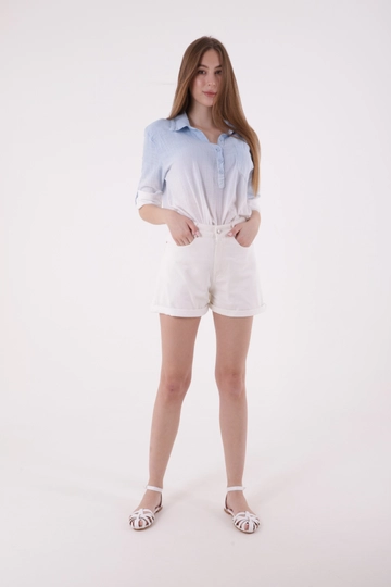 Bir model, XLove toptan giyim markasının  Kot Şort - Beyaz
 toptan Kot Şort ürününü sergiliyor.