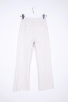 Bir model, XLove toptan giyim markasının XLO10041 - Jeans - Natural toptan Kot Pantolon ürününü sergiliyor.