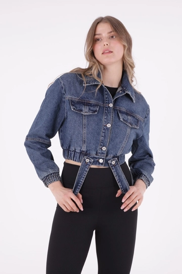 Bir model, XLove toptan giyim markasının  Kısa Kot Ceket - Koyu Mavi
 toptan Kot Ceket ürününü sergiliyor.