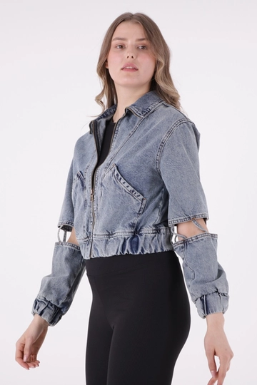 Bir model, XLove toptan giyim markasının  Kot Ceket - Mavi
 toptan Kot Ceket ürününü sergiliyor.