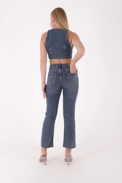 Een kledingmodel uit de groothandel draagt xlo10116-tasseled-high-waist-mom-fit-jean-blue, Turkse groothandel Jeans van XLove