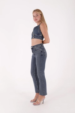 Ein Bekleidungsmodell aus dem Großhandel trägt xlo10116-tasseled-high-waist-mom-fit-jean-blue, türkischer Großhandel Jeans von XLove
