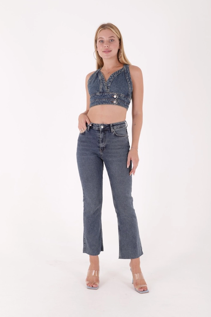 Ένα μοντέλο χονδρικής πώλησης ρούχων φοράει xlo10116-tasseled-high-waist-mom-fit-jean-blue, τούρκικο Τζιν χονδρικής πώλησης από XLove