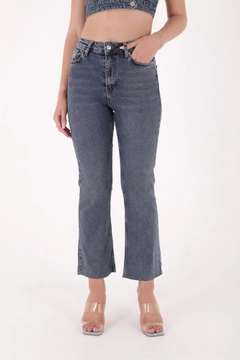 Bir model, XLove toptan giyim markasının xlo10116-tasseled-high-waist-mom-fit-jean-blue toptan Kot Pantolon ürününü sergiliyor.