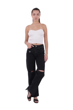 Bir model, XLove toptan giyim markasının xlo10121-jeans-anthracite toptan Kot Pantolon ürününü sergiliyor.