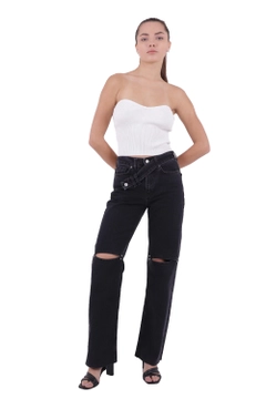 Bir model, XLove toptan giyim markasının xlo10121-jeans-anthracite toptan Kot Pantolon ürününü sergiliyor.