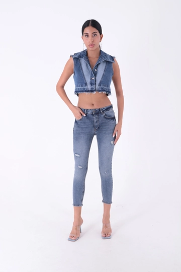 Bir model, XLove toptan giyim markasının  Kot Pantolon - Mavi
 toptan Kot Pantolon ürününü sergiliyor.