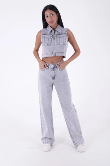 Bir model, XLove toptan giyim markasının  Kot Pantolon - Açık Gri
 toptan Kot Pantolon ürününü sergiliyor.