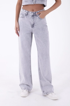 A wholesale clothing model wears xlo10142-jeans-light-gray, Turkish wholesale Jeans of XLove