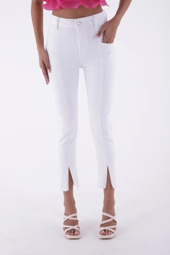 Bir model, XLove toptan giyim markasının xlo10146-slit-jeans-white toptan Kot Pantolon ürününü sergiliyor.