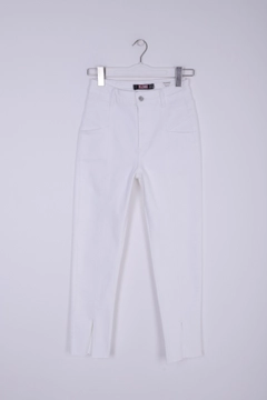 Una modelo de ropa al por mayor lleva xlo10146-slit-jeans-white, Vaqueros turco al por mayor de XLove