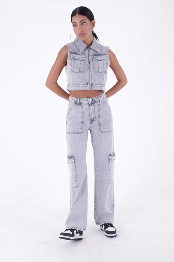 Una modella di abbigliamento all'ingrosso indossa  Jeans a gamba larga con tasca cargo - Grigio chiaro
, vendita all'ingrosso turca di Jeans di XLove